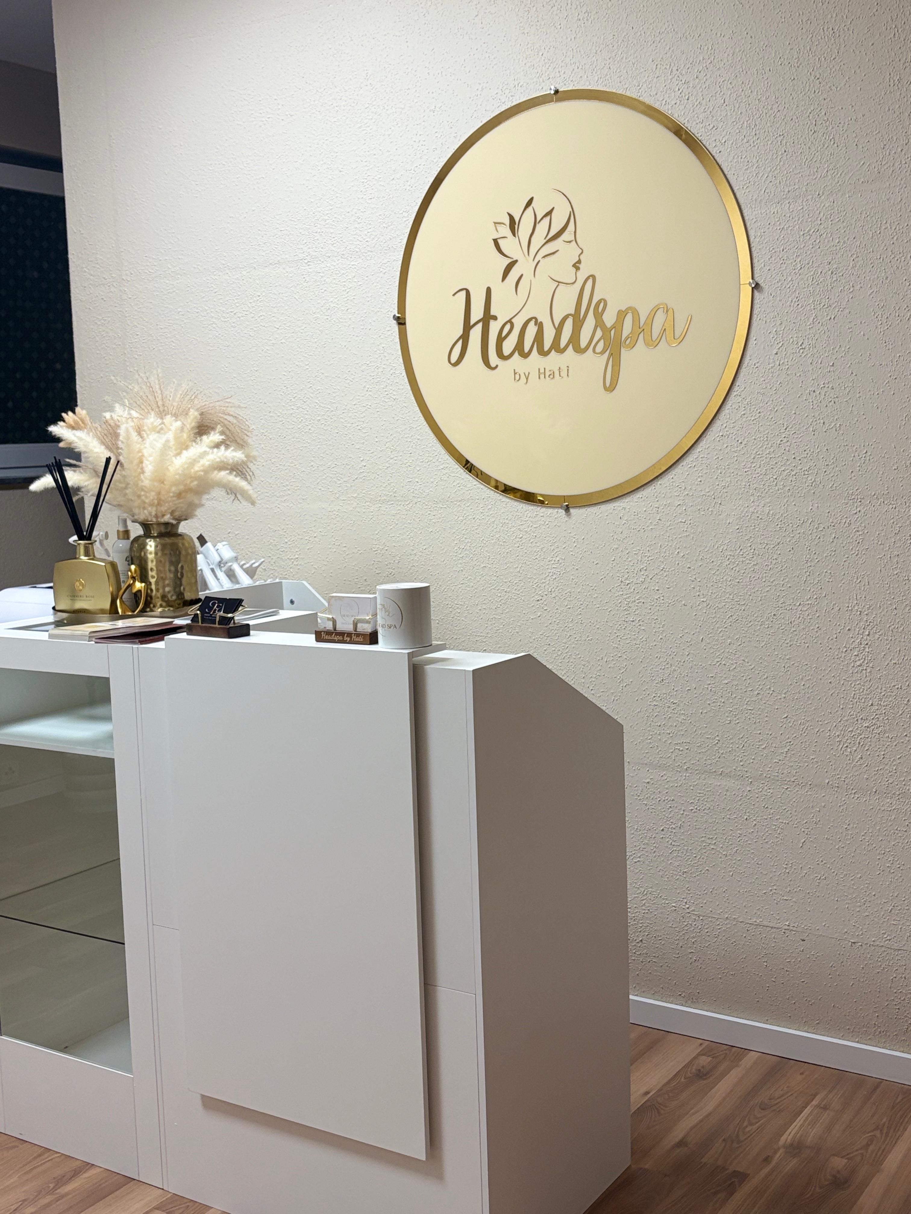 Empfangsbereich mit Headspa Logo