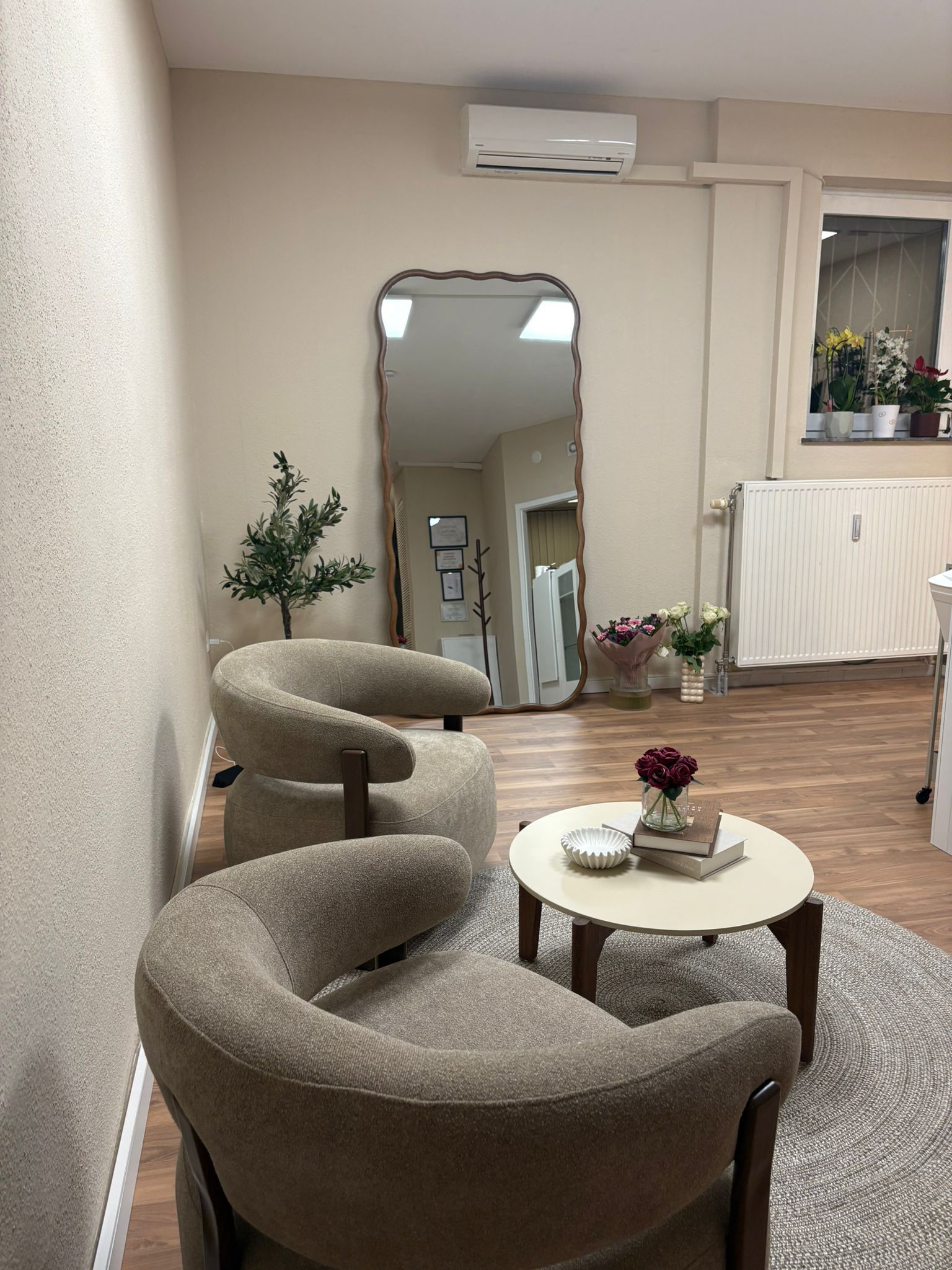 Gemütlicher Wartebereich im Headspa Salon